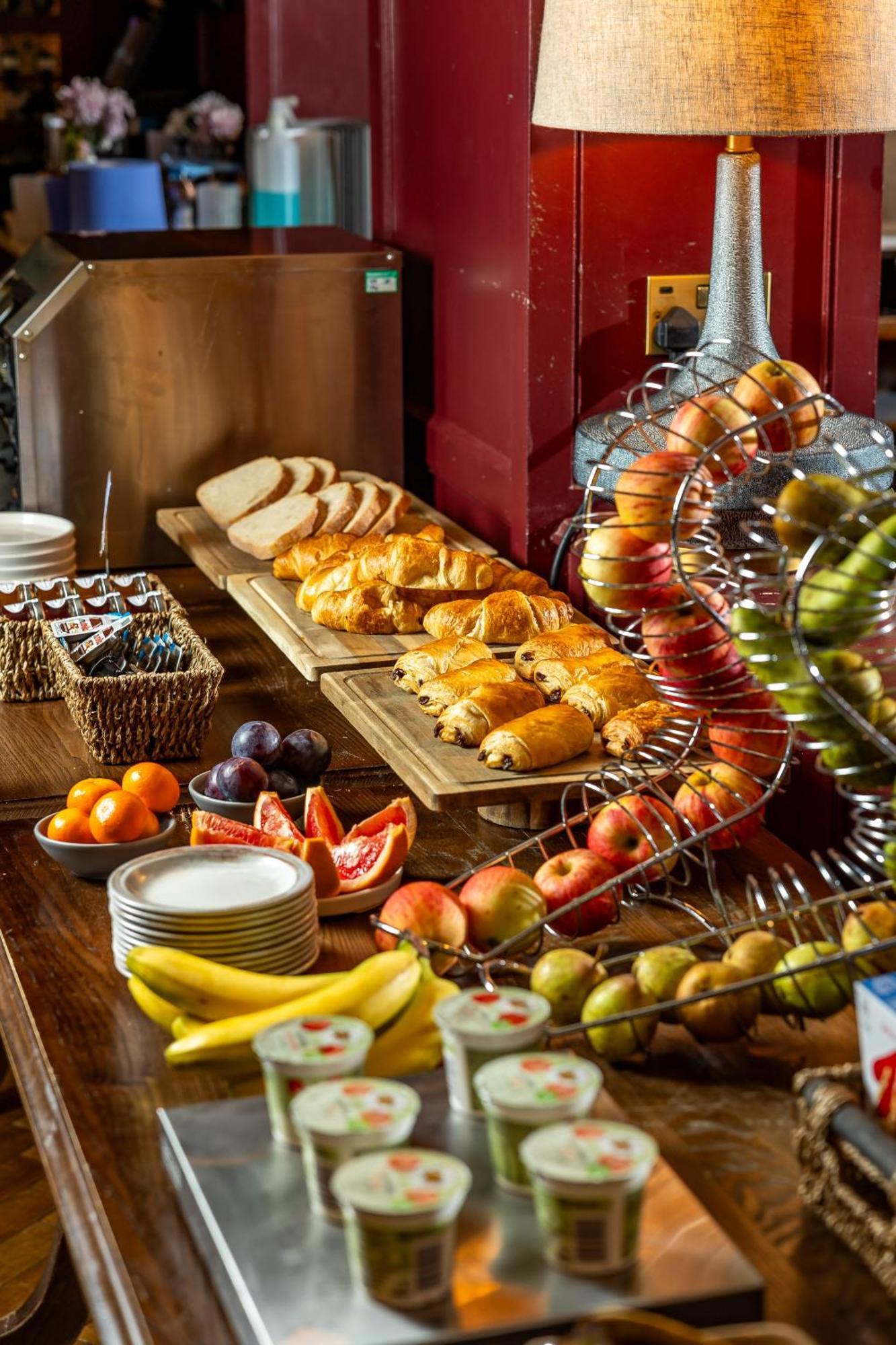 Salisbury Arms Hotel Хартфорд Экстерьер фото